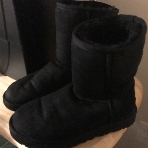 Uggs Black Boots Size 6 **left boot** left boot has damage. Price reflects wear - Picture 6 of 6